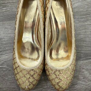 WOMENS METALLIC GOLS AND SEQUIN HEELS IN SIZ 8.5